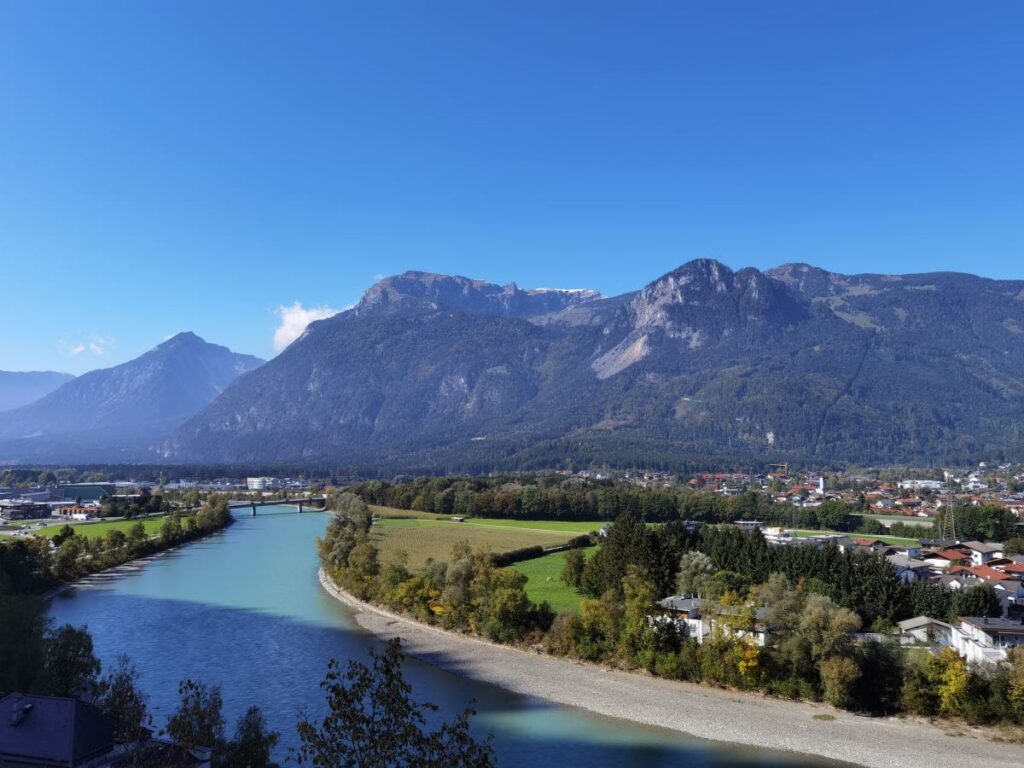 Ausblick von der ehemaligen Burg Rattenberg auf den Inn und das Rofan