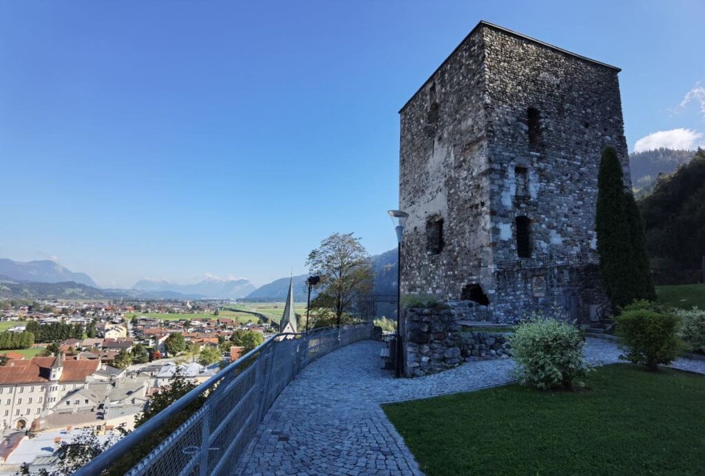 Die ehemalige Burg Rattenberg auf dem Schlossberg - mit Ausblick über das Inntal, hinten das Kaisergebirge