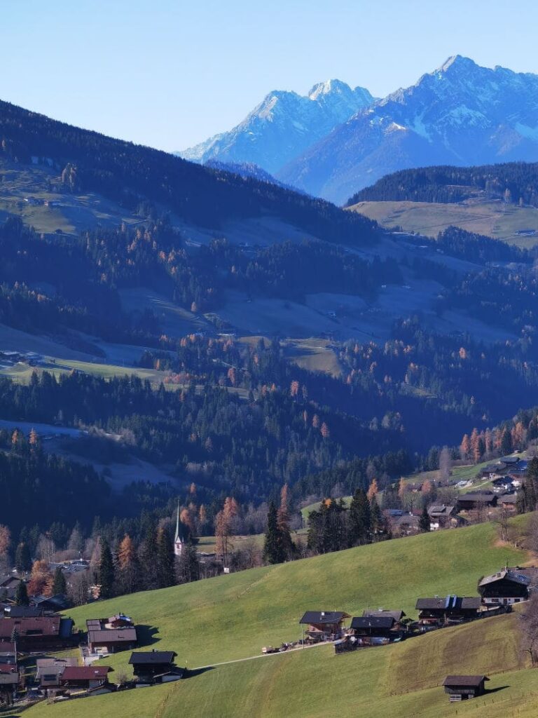 Gratlspitze Wanderung - mit Blick auf Alpbach und die Gipfel des Karwendel