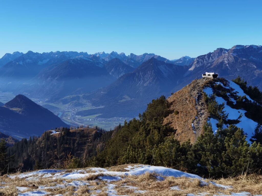 Das ist der Gratlspitze Ausblick zum Rofan und Karwendel, unten ist der Inn im Inntal zu sehen