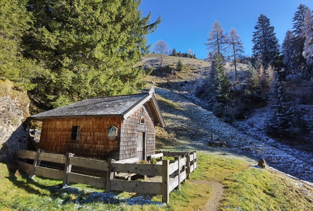 Auf dem Weg zur Gratlspitze liegt die Kapelle am Hösljoch