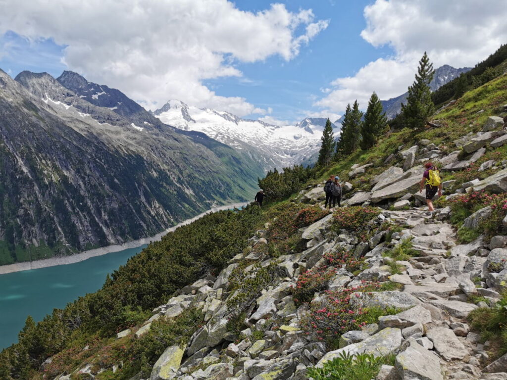 Der Wanderweg zur Olpererhütte Brücke führt über Steine bergauf